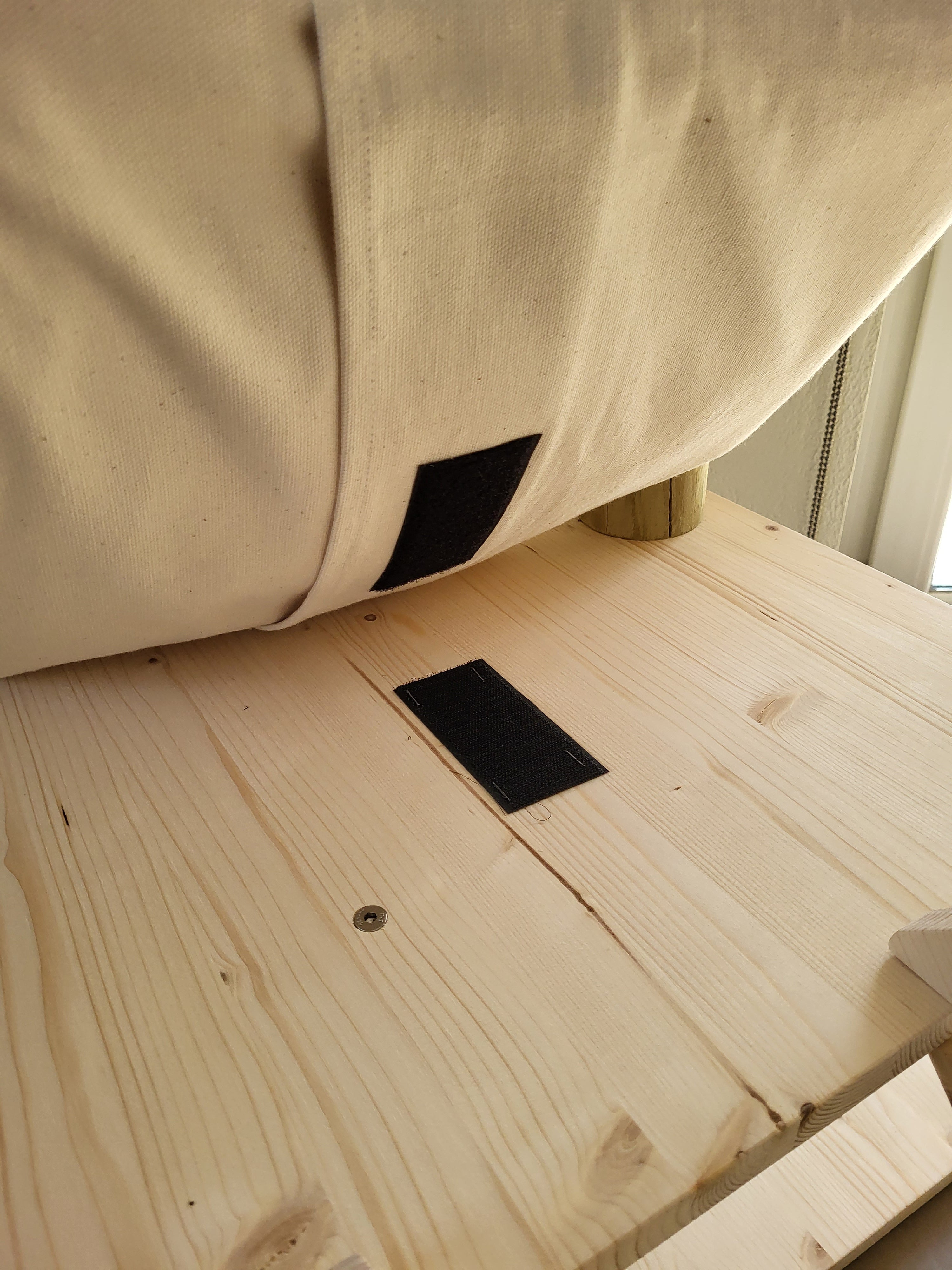 Handgefertigter Kratzbaum aus Holz: Handgefertigt, robust und elegant - Jinnkiss