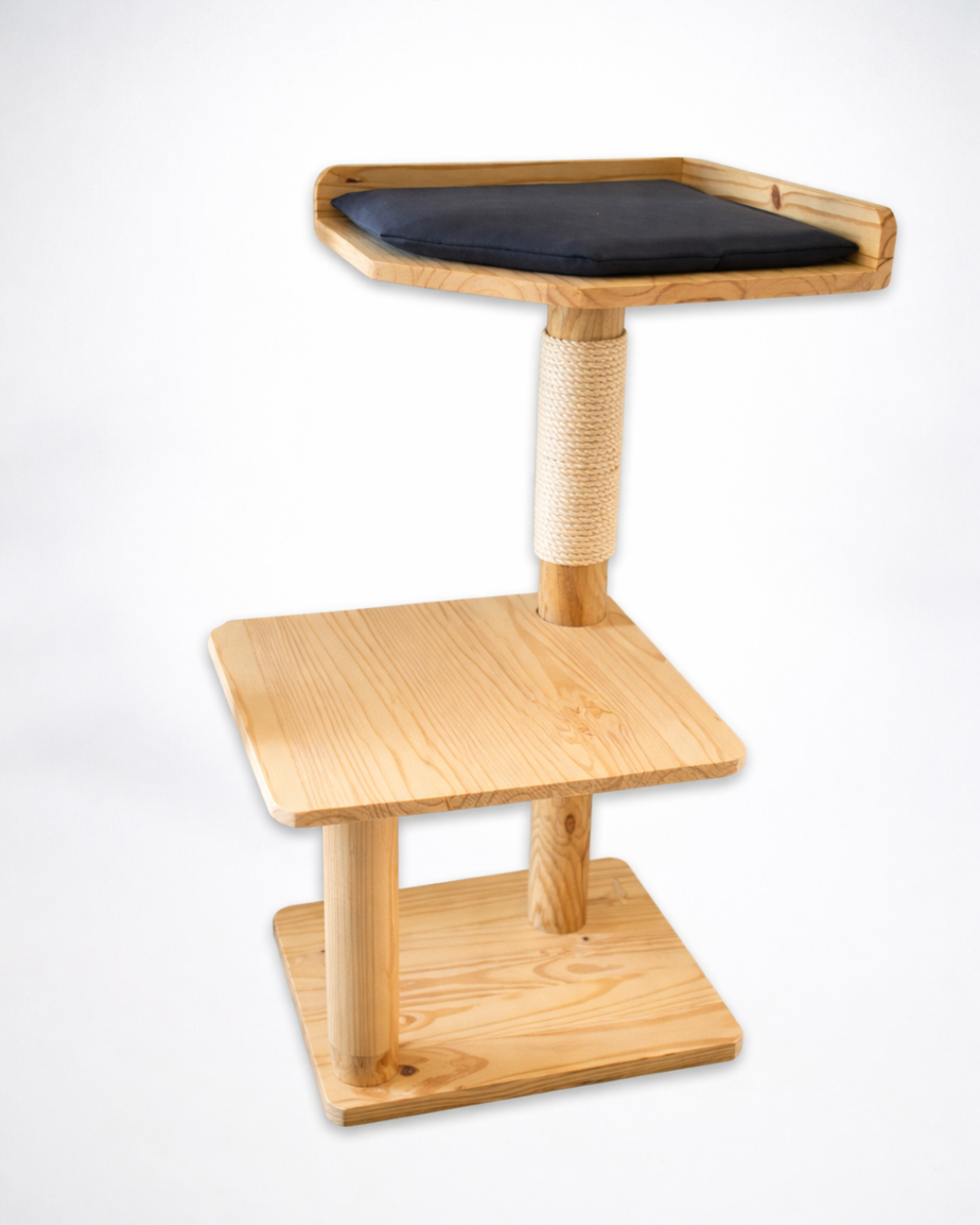 Handgefertigter Kratzbaum aus Holz: Handgefertigt, robust und elegant - Jinnkiss