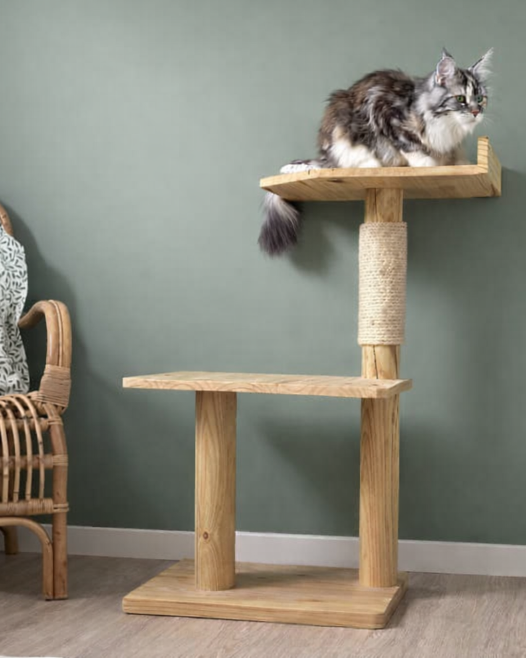 Handgefertigter Kratzbaum aus Holz – Robust und elegant